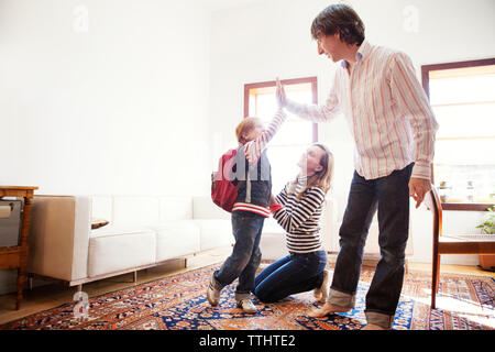 La famiglia felice a soggiorno Foto Stock