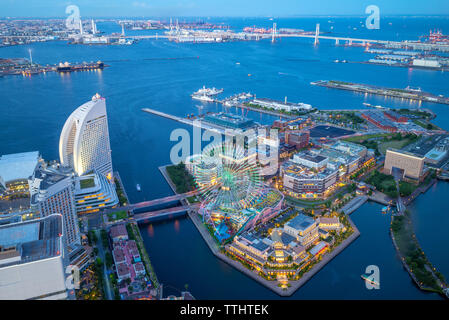 Vista aerea del porto di Yokohama in Giappone a notte Foto Stock