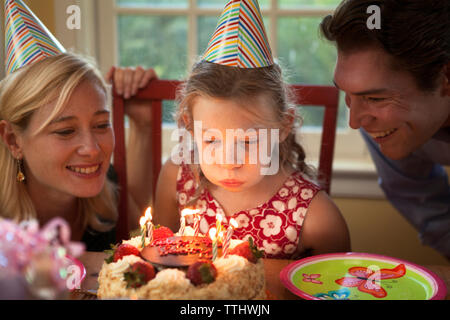 I genitori che celebra la figlia compleanno a casa Foto Stock