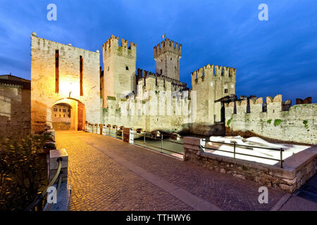 Il gateway per il castello scaligero a Sirmione. Il lago di Garda, provincia di Brescia, Lombardia, Italia, Europa. Foto Stock