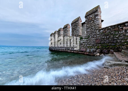 Mura del Castello Scaligero si affacciano sul Lago di Garda. Sirmione, Lombardia, Italia, Europa. Foto Stock