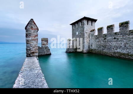 Una torre del castello Scaligero si affacciano sul Lago di Garda. Sirmione, Lombardia, Italia, Europa. Foto Stock