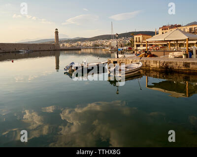 Il vecchio porto veneziano (porto), Rethymno (Rethymnon), Creta, Isole Greche, Grecia, Europa Foto Stock