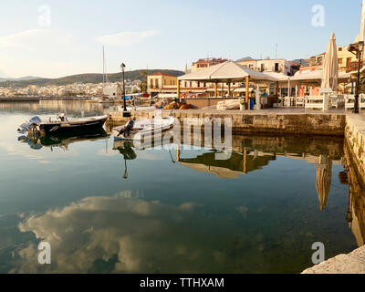 Il vecchio porto veneziano (porto), Rethymno (Rethymnon), Creta, Isole Greche, Grecia, Europa Foto Stock