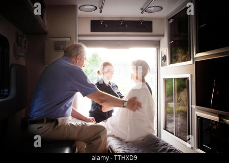 Paramedic esame paziente con uno stetoscopio da marito in ambulanza Foto Stock