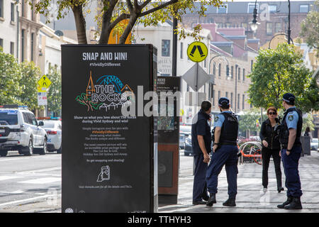 Due australiano degli ufficiali di polizia a parlare con i membri del pubblico nelle rocce area del centro cittadino di Sydney, Australia Foto Stock