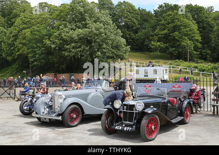 Lagonda LG 45 (1937) e MG K1 (1933), Doppia dodici Motorsport Festival 2019, Brooklands Museum, Weybridge, Surrey, Inghilterra, Gran Bretagna, Europa REGNO UNITO Foto Stock