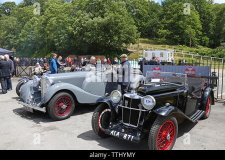 Lagonda LG 45 (1937) e MG K1 (1933), Doppia dodici Motorsport Festival 2019, Brooklands Museum, Weybridge, Surrey, Inghilterra, Gran Bretagna, Europa REGNO UNITO Foto Stock