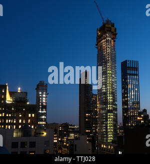 Alto edificio di costruzione di notte nella città di New York, Stati Uniti d'America Foto Stock