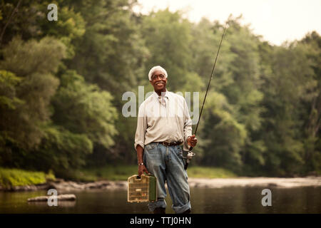 Ritratto di uomo con canna da pesca e del cestello Foto Stock