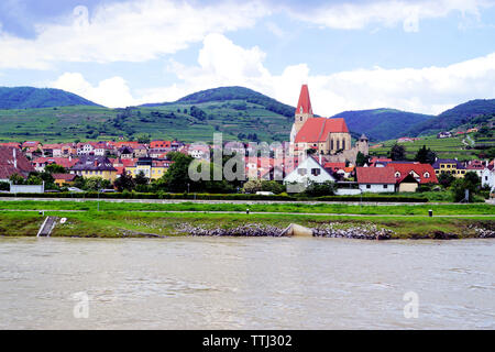 T/egli grazioso villaggio di Weissenkirchen nella valle di Wachau Austria Foto Stock