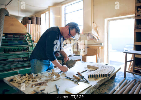 Falegname maschio del cesello di legno in officina Foto Stock