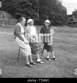 Negli anni cinquanta s. Tre donne anziane riposare le gambe e sono seduti su uno pratico-gambe sedia di appoggio hanno portato lungo. La Svezia 1955 Kristoffersson ref da15-10 Foto Stock