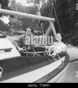 1940s'estate. Una giovane coppia in un sailingboat sulla terra asciutta. Hanno il diritto di sentirsi per la vela comunque. La Svezia 1946 Kristoffersson ref U88-5. Foto Stock