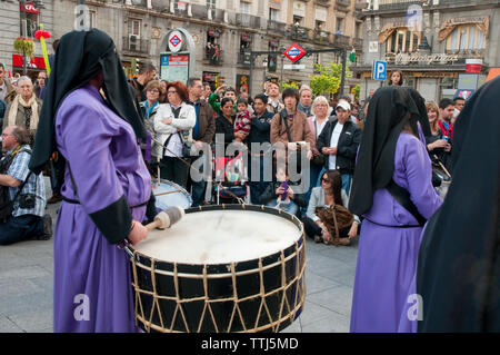 Drumming in una Settimana Santa processione. Madrid, Spagna. Foto Stock