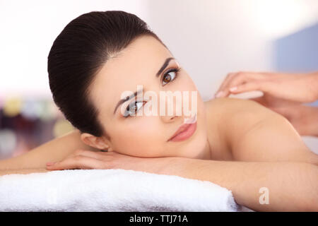 Giovane donna con massaggio nella spa salone Foto Stock