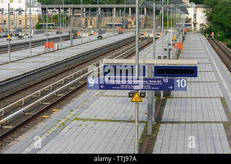 Piattaforme di vuoto a Olympiastadion S-Bahn statino a Berlino Foto Stock