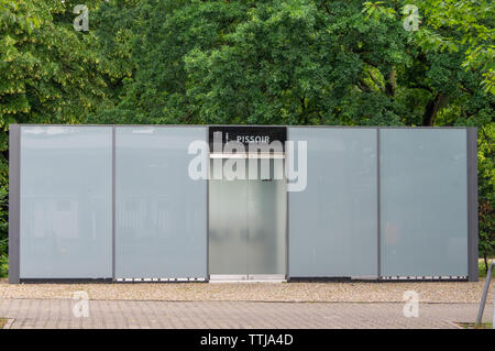 Servizi igienici pubblici vicino Olympiastadion Berlin Foto Stock