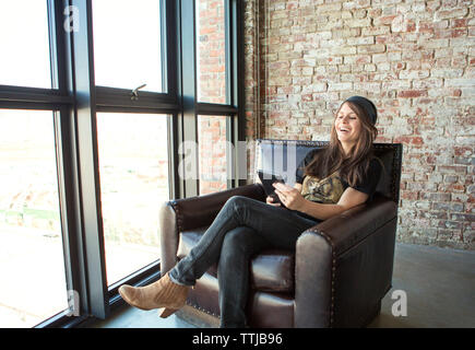 Coppia con passeggino a camminare su una strada di città Foto Stock