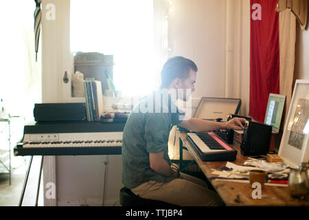 L'uomo suonare il pianoforte a casa Foto Stock