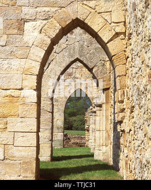 Archi a Bayham antica abbazia, vicino a Lamberhurst, Kent, England, Regno Unito Foto Stock