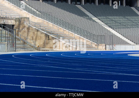 Curva di Tartan traccia in esecuzione nei pressi di Maratona di gate olympiastadion berlin Foto Stock