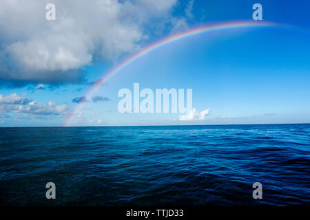Visione idilliaca di Rainbow su mare Foto Stock