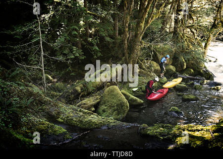 Elevato angolo di visione dell uomo la preparazione per il kayak Foto Stock