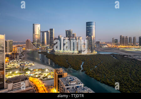 Tramonto sulla Città delle Luci area di Reem Island in Abu Dhabi, Emirati arabi uniti Foto Stock