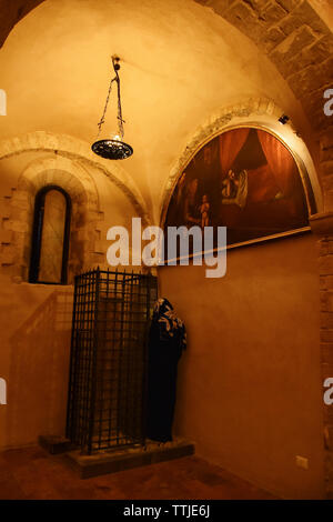 Cripta della Basilica Pontificia di San Nicola (Basilica di San Nicola) , Chiesa di Bari, Italia meridionale, conserva le reliquie di San Nicola. Foto Stock