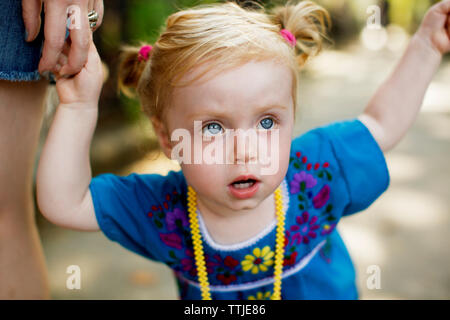 Close-up di bambina azienda madre la mano alla street Foto Stock