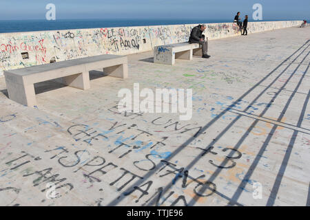 BARI, ITALIA - Febbraio 9, 2019. Persone svaghi sul lungomare lungo il mare Adriatico in Bari , regione Puglia, Italia meridionale. Foto Stock