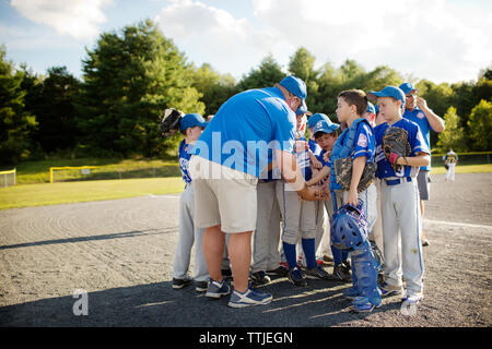 Squadra di baseball la preparazione per la partita sul campo Foto Stock