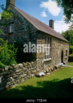 View SE di fronte ovest, entrata principale & tronco N fine Penarth Fawr sala medievale casa costruita intorno al 1476, nr Pwllheli, Galles del Nord, Regno Unito. Foto Stock