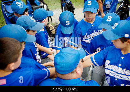 Elevato angolo di visione della squadra di baseball la preparazione per la partita sul campo Foto Stock