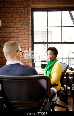 I colleghi a discutere in office Foto Stock