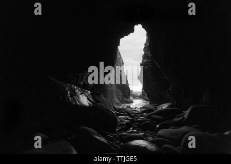 Le grotte da spiaggia, shot che guarda al mare. Foto Stock