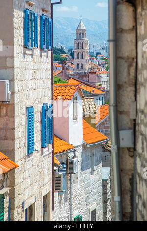 Città vecchia di Spalato in Dalmazia, Croazia. Vista panoramica del centro città dalla stretta strada vecchia con case in pietra Foto Stock