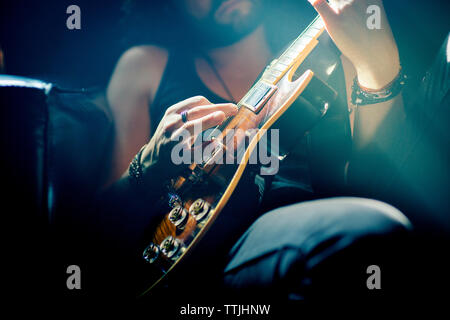 Sezione mediana del musicista pratica di chitarra in rock music studio Foto Stock