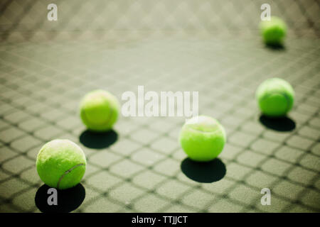 Palle da tennis in tribunale Foto Stock