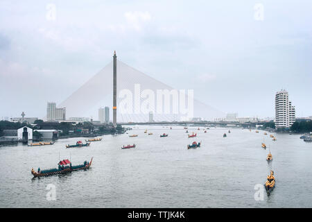 Vista di Rama VIII Ponte sul Fiume Chao Phraya contro il cielo chiaro Foto Stock