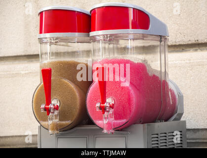 Due sapori delle Grenadine ghiaccio per la vendita su strada Foto Stock