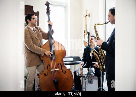 Gli amici praticanti in music studio Foto Stock