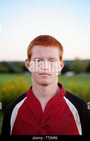 Ritratto di fiducioso giocatore di rugby sul campo Foto Stock