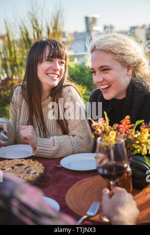 Donna allegra godendo party in giardino con gli amici Foto Stock