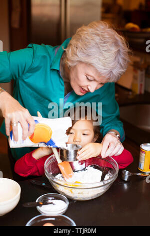Senior donna con la nipote la preparazione di cibi a casa Foto Stock