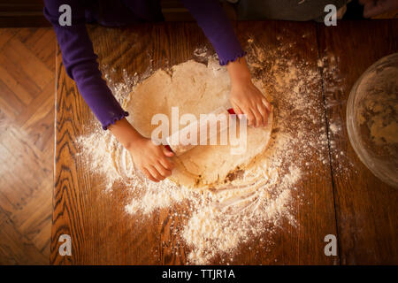 Immagine ritagliata di pasta sfoglia per preparare i biscotti durante il natale Foto Stock