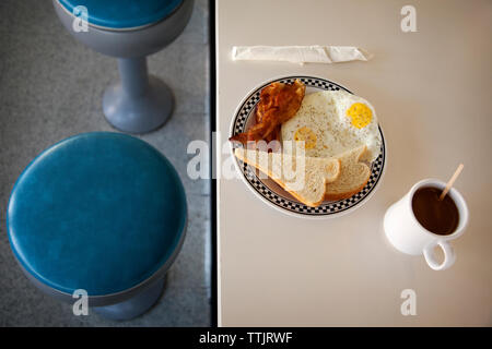 Elevato angolo di visione della colazione servita sul tavolo Foto Stock