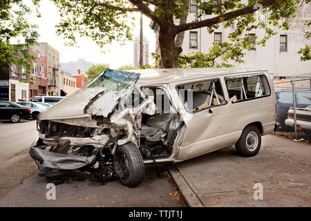 Auto si è schiantato sul sentiero in città Foto Stock