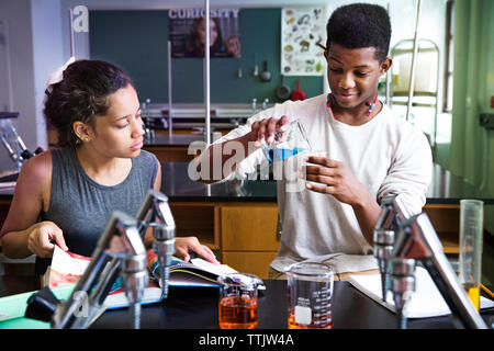 Gli studenti di sperimentare in laboratorio Foto Stock